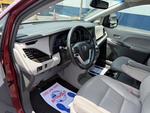 Used 2017 Toyota Sienna XLE image 11