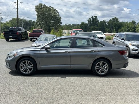 Used 2024 Volkswagen Jetta SE image 3