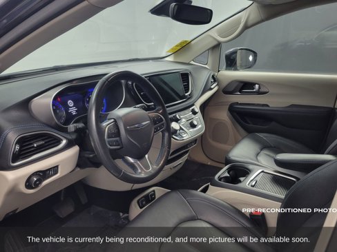 Used 2021 Chrysler Pacifica Touring-L image 6
