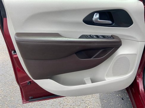 Used 2021 Chrysler Pacifica Touring image 13