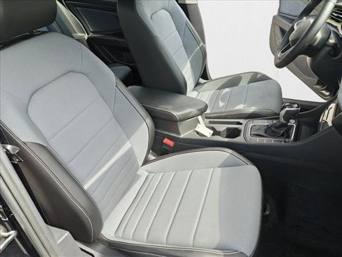 Certified 2025 Volkswagen Jetta SE image 23