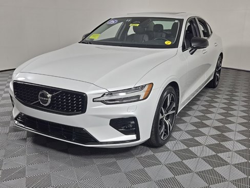 Certified 2025 Volvo S60 B5 Core image 3