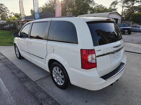 Used 2011 Chrysler Town & Country Touring-L image 8
