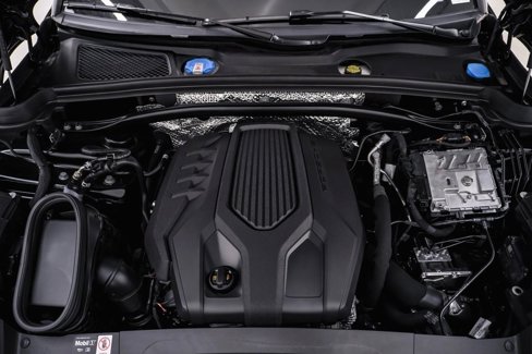 Certified 2025 Porsche Macan Turbo image 29