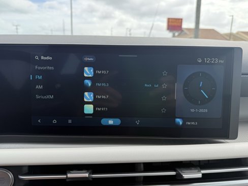 Used 2025 Hyundai Tucson SE image 18
