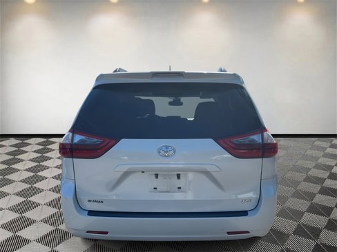 Used 2020 Toyota Sienna XLE image 4
