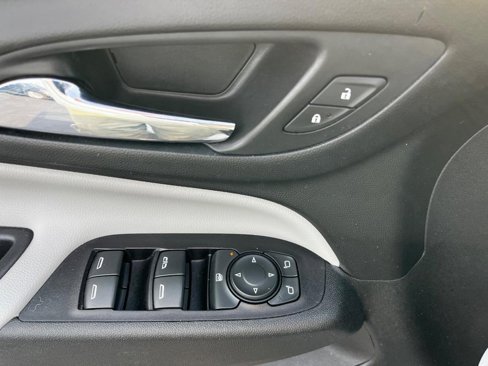 Used 2018 Chevrolet Equinox LS image 17