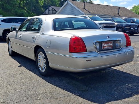 Used 2009 Lincoln Town Car Signature Limited image 4