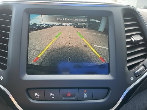 Used 2023 Jeep Cherokee Altitude Lux image 25