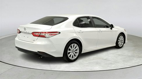 Used 2018 Toyota Camry LE image 3