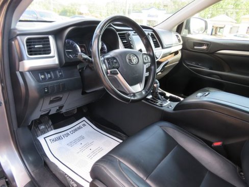 Used 2017 Toyota Highlander XLE image 21