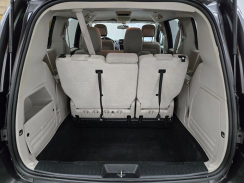 Used 2017 Dodge Grand Caravan SE w/ UConnect Hands-Free Group image 11