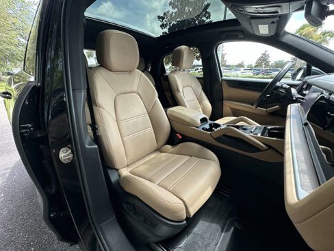 Certified 2024 Porsche Cayenne Coupe image 29