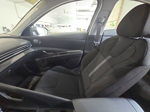 Used 2025 Hyundai Elantra SE image 13