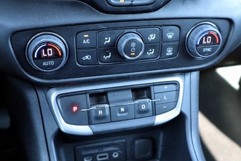 Used 2024 GMC Terrain SLT image 33