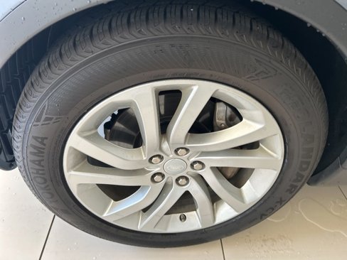 Used 2019 Land Rover Discovery HSE image 18