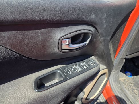Used 2015 Jeep Renegade Latitude w/ Popular Equipment Group image 15