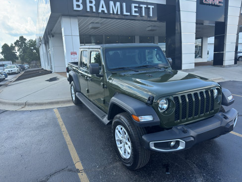 Used 2023 Jeep Gladiator Sport image 3