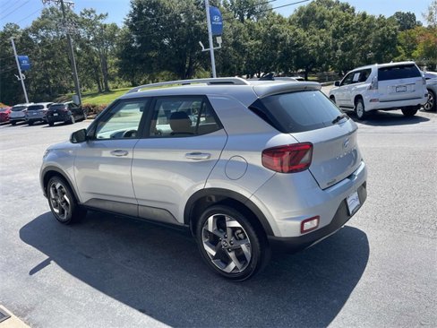 Used 2021 Hyundai Venue SEL image 4