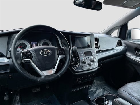 Used 2017 Toyota Sienna SE image 21