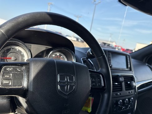 Used 2019 Dodge Grand Caravan SXT image 11
