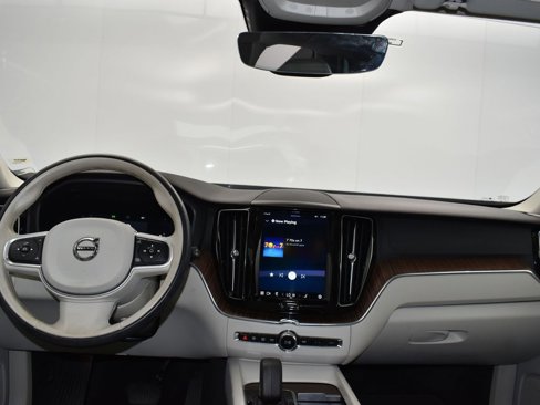 Used 2022 Volvo XC60 B5 Momentum w/ Climate Package image 19