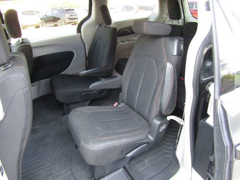 Used 2017 Chrysler Pacifica Touring image 13