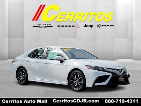 Used 2021 Toyota Camry SE image 1