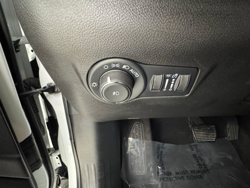Used 2024 Jeep Compass Latitude image 28