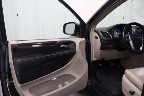 Used 2013 Chrysler Town & Country Touring-L image 10