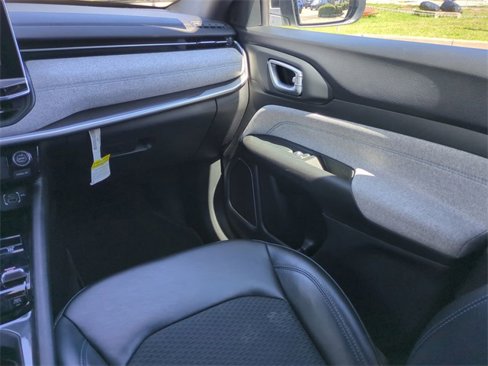 Used 2023 Jeep Compass Latitude image 17