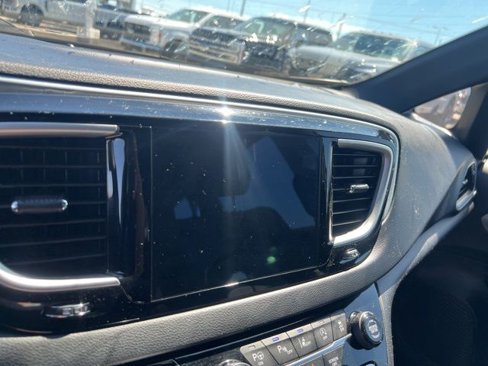 Used 2020 Chrysler Pacifica Touring-L w/ Advanced Safetytec Group image 7