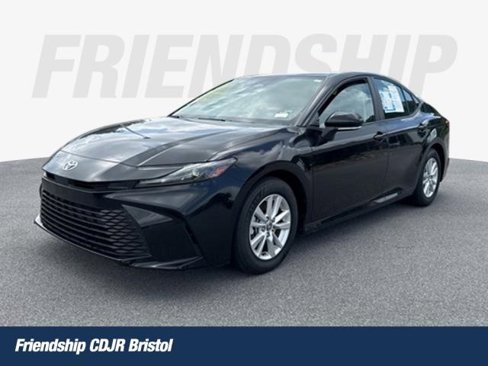 Used 2025 Toyota Camry LE image 1