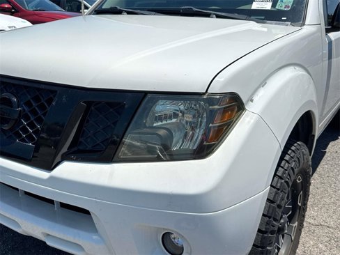 Used 2017 Nissan Frontier SV image 2