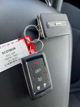 Used 2025 Jeep Grand Cherokee Laredo X w/ Luxury Tech Group I image 17