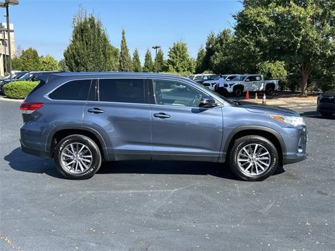 Used 2019 Toyota Highlander XLE image 3
