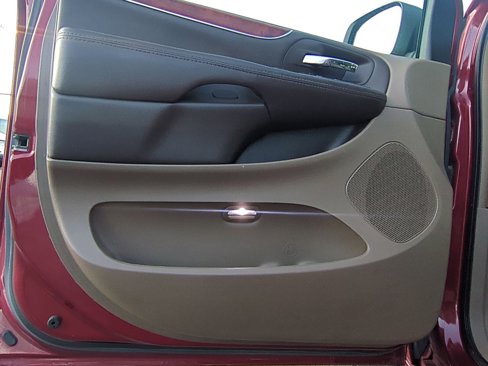 Used 2016 Chrysler Town & Country Touring w/ Driver Convenience Group image 14