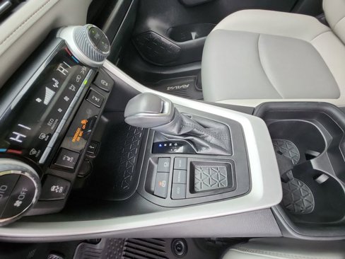 Used 2021 Toyota RAV4 XLE Premium image 20