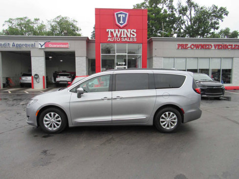 Used 2017 Chrysler Pacifica Touring-L image 1