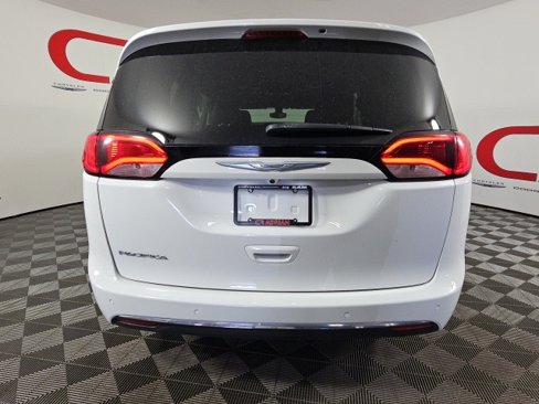 Certified 2017 Chrysler Pacifica Touring-L image 6