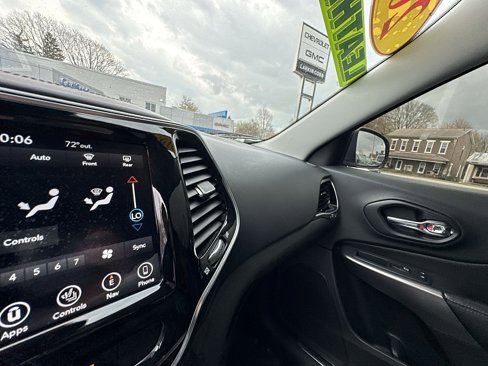 Used 2019 Jeep Cherokee Overland w/ Technology Group image 27