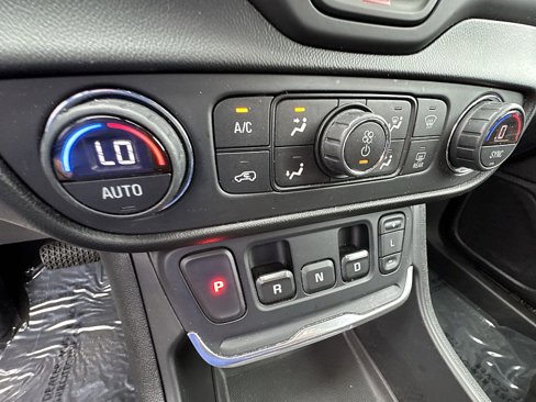 Certified 2018 GMC Terrain SLE w/ Driver Convenience Package image 14