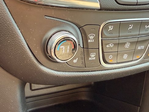 Used 2023 Chevrolet Equinox LT w/ Driver Convenience Package image 18