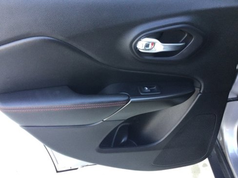 Used 2020 Jeep Cherokee Trailhawk w/ Cold Weather Group image 14