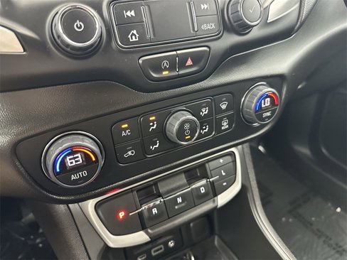 Used 2023 GMC Terrain SLT image 16