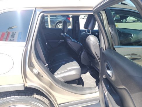 Used 2019 Jeep Cherokee Limited w/ Luxury Group image 24