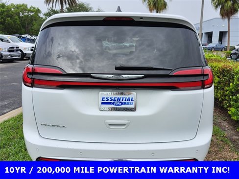 Used 2023 Chrysler Pacifica Touring-L image 10