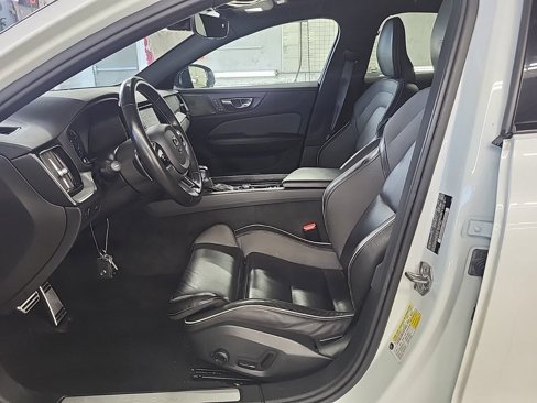 Used 2019 Volvo S60 T6 R-Design image 3