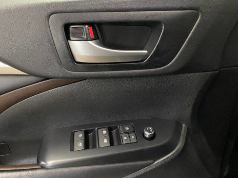 Used 2019 Toyota Highlander XLE image 10