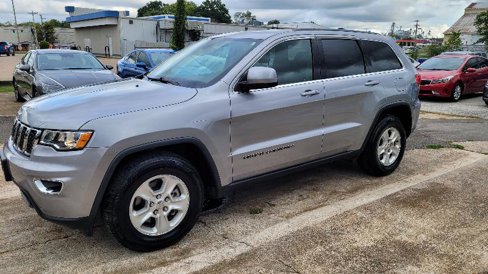 Used 2017 Jeep Grand Cherokee Laredo image 2